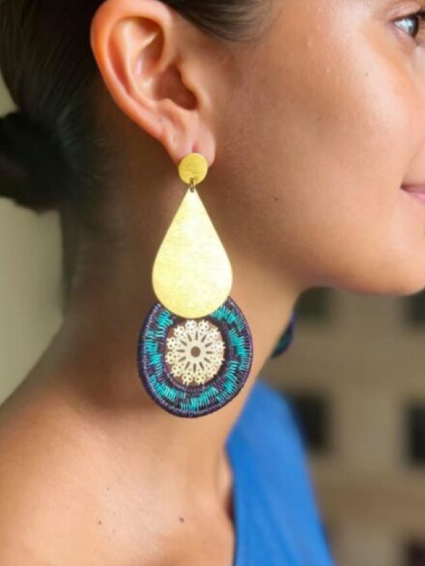 arete-gota-mandala-dichardi-azul-modelo