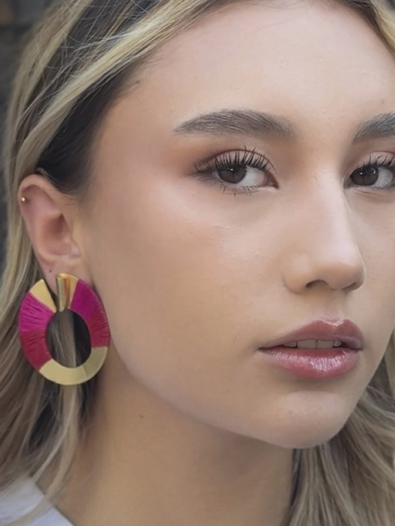 aretes-agape-dichardi-oro-tejido-ROSA-ROJO-modelo