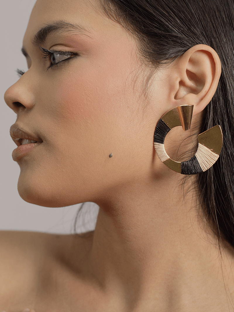 aretes-agape-dichardi-oro-tejido-negro-modelo