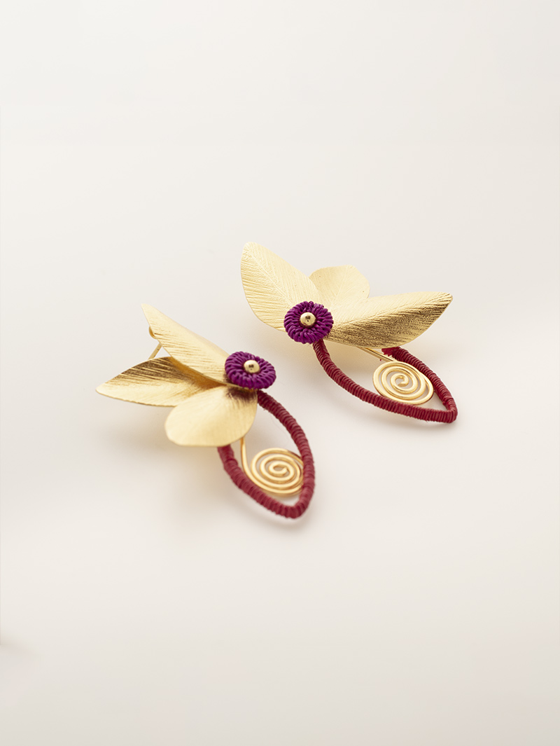 arete-flores-largas-dichardi-oro-diseno